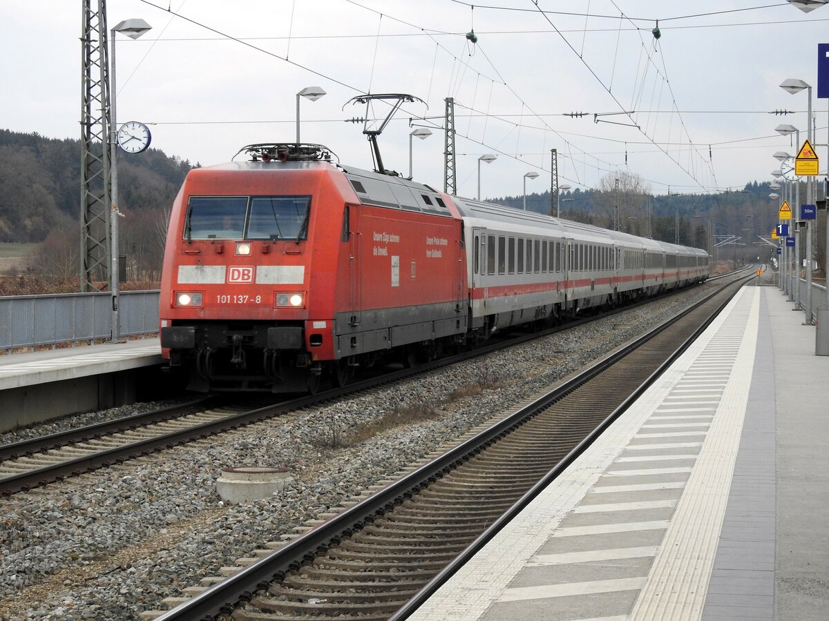 101 137-8 mit IC in Jettingen am 22.02.2019.