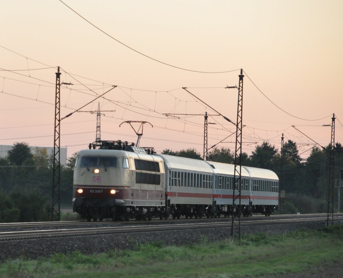 103 245-7 mit dem letzten IC Ulm - München in Neu-Ulm Pfuhl am 30.09.2011.