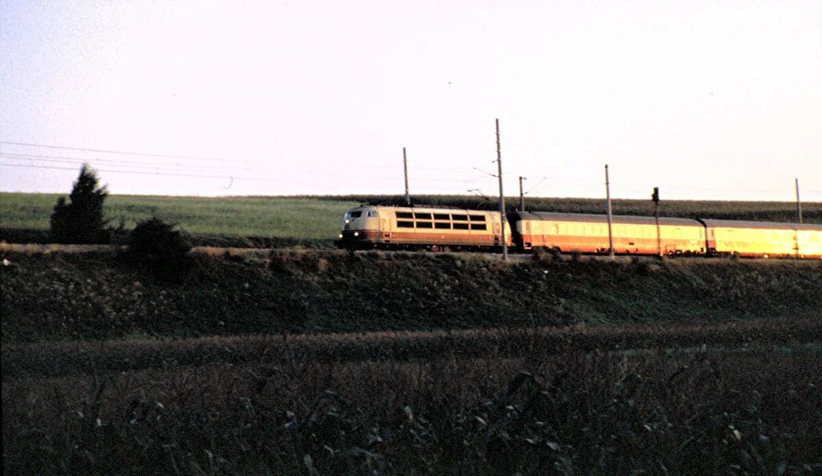 103 mit DB IC im Stillen Tal bei St.Pölten auf der Fahrt von Wien nach München am 03.08.1986.