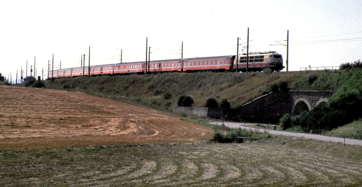 103 mit ÖBB D-Zug/IC-Wagen im Stillen Tal bei St. Pölten am 07.08.1986.