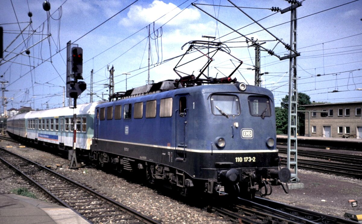 110 173-2 mit Nahverkehrszug (ex Silberlinge) in Stuttgart am 04.05.1993.