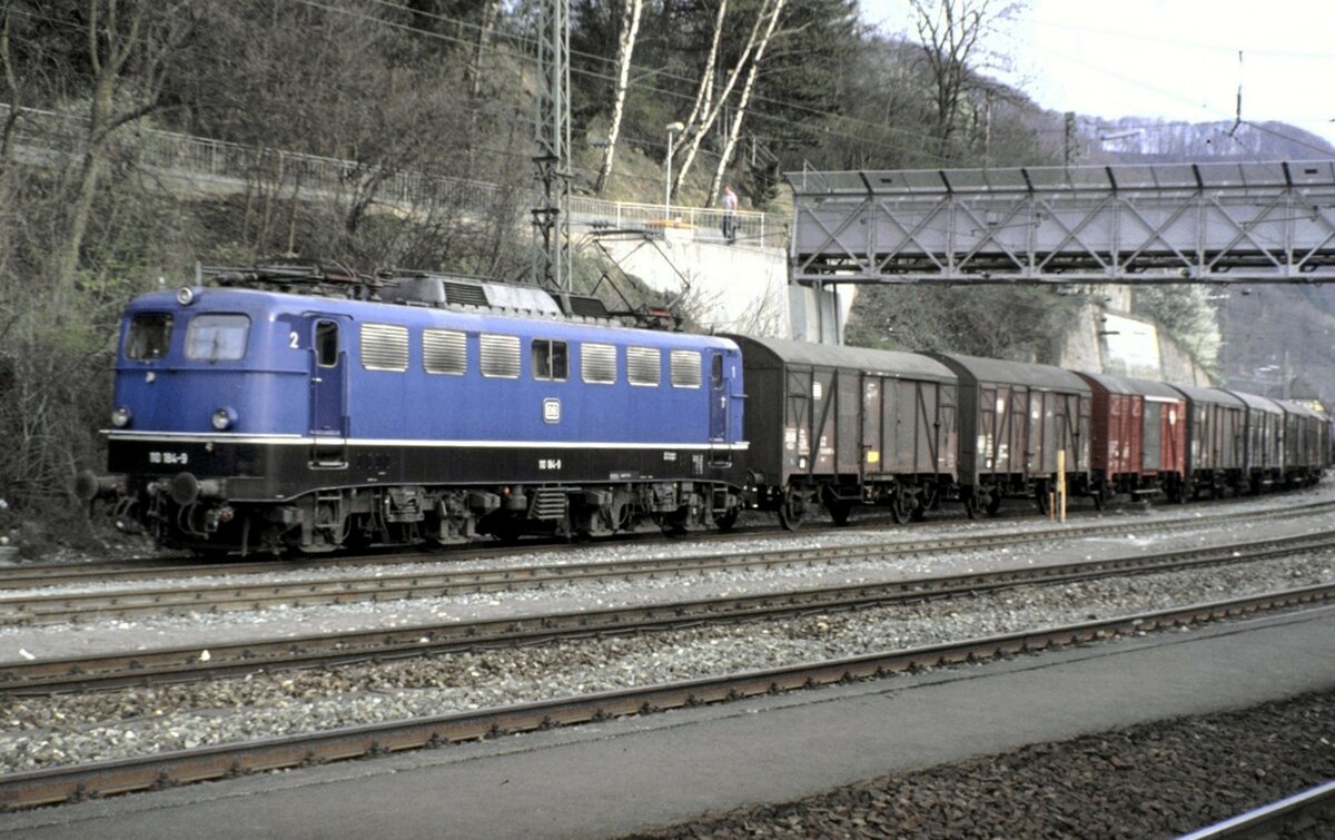 110 184-9 mit Stckgut Zug in Geislingen Steige am 23.04.1982.