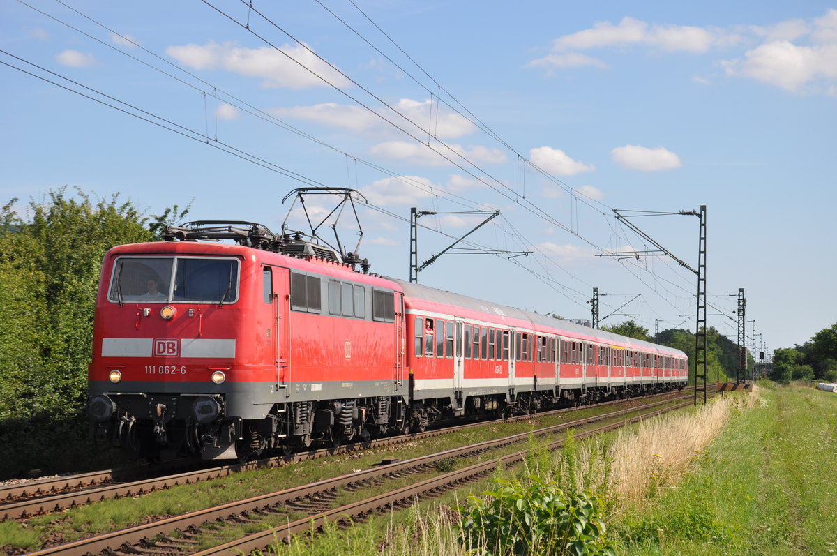 111 062-6 fuhr am 13.07.2017 mit ihrem RE60 nach Frankfurt Hbf an der Fotostelle in Bickenbach vorbei.