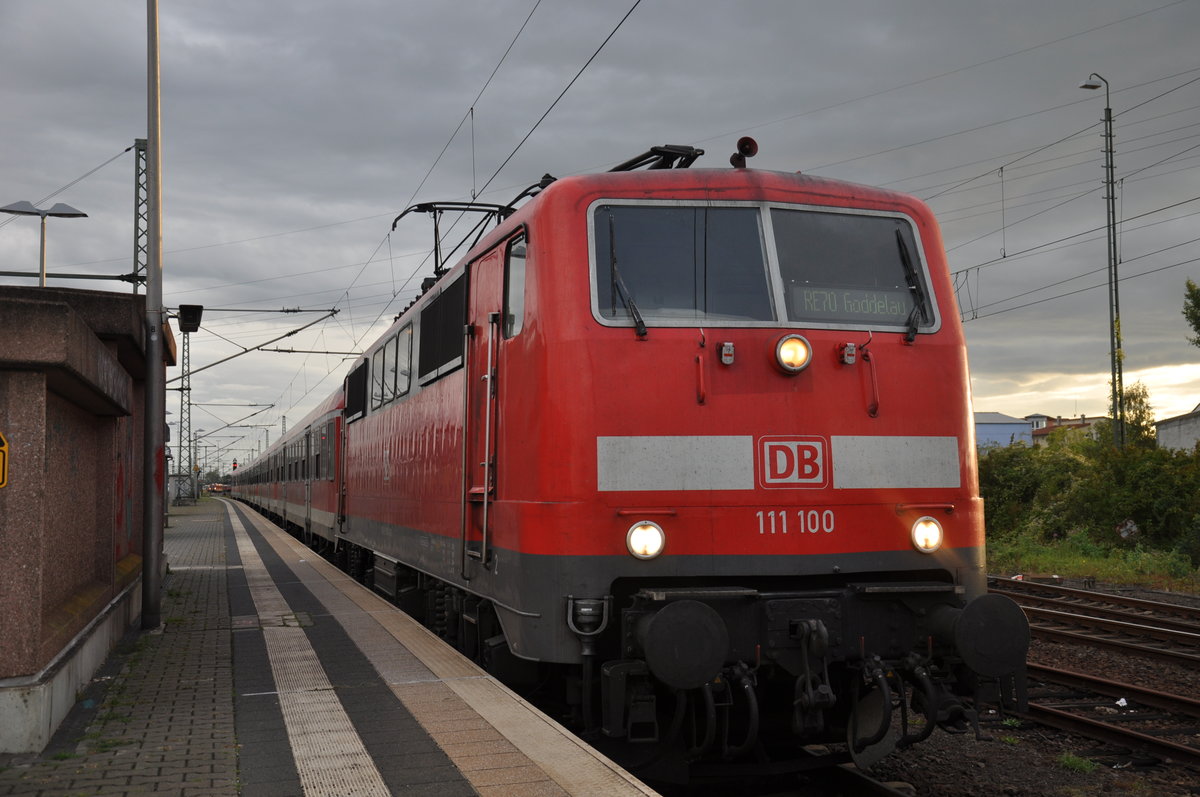 111 100 steht am 09.09.2017 mit ihrem RE70-Verstärkerzug in Riedstadt-Goddelau und wartet auf die Abfahrt nach Frankfurt.
