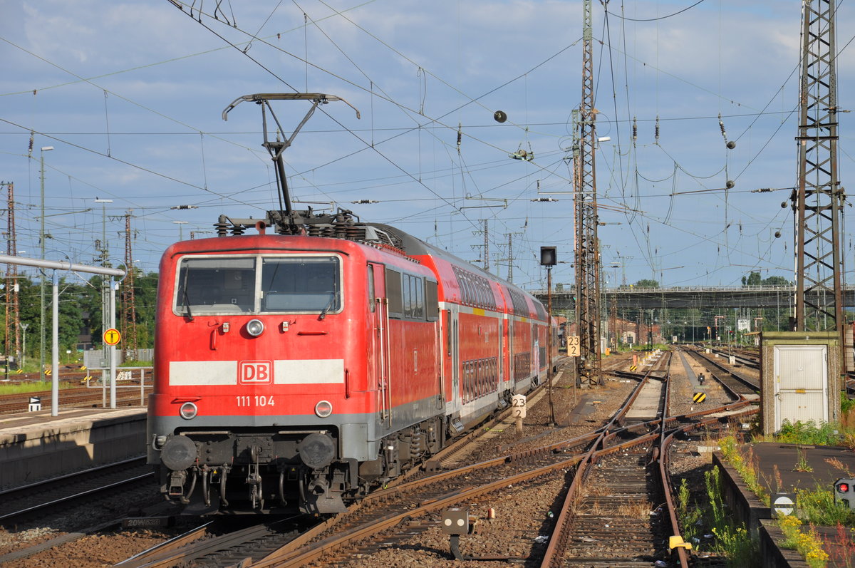 111 104 verlsst als RB51-Verstrker nach Bad Soden - Salmnster den Hanauer Hauptbahnhof in Richtung Rodenbach. Planmig wird dieser Umlauf mit einer 114 mit 4 Doppelstockwagen gefahren, in diesem Fall war aber ein Wittenberger Stw und 111 104 eingereiht.