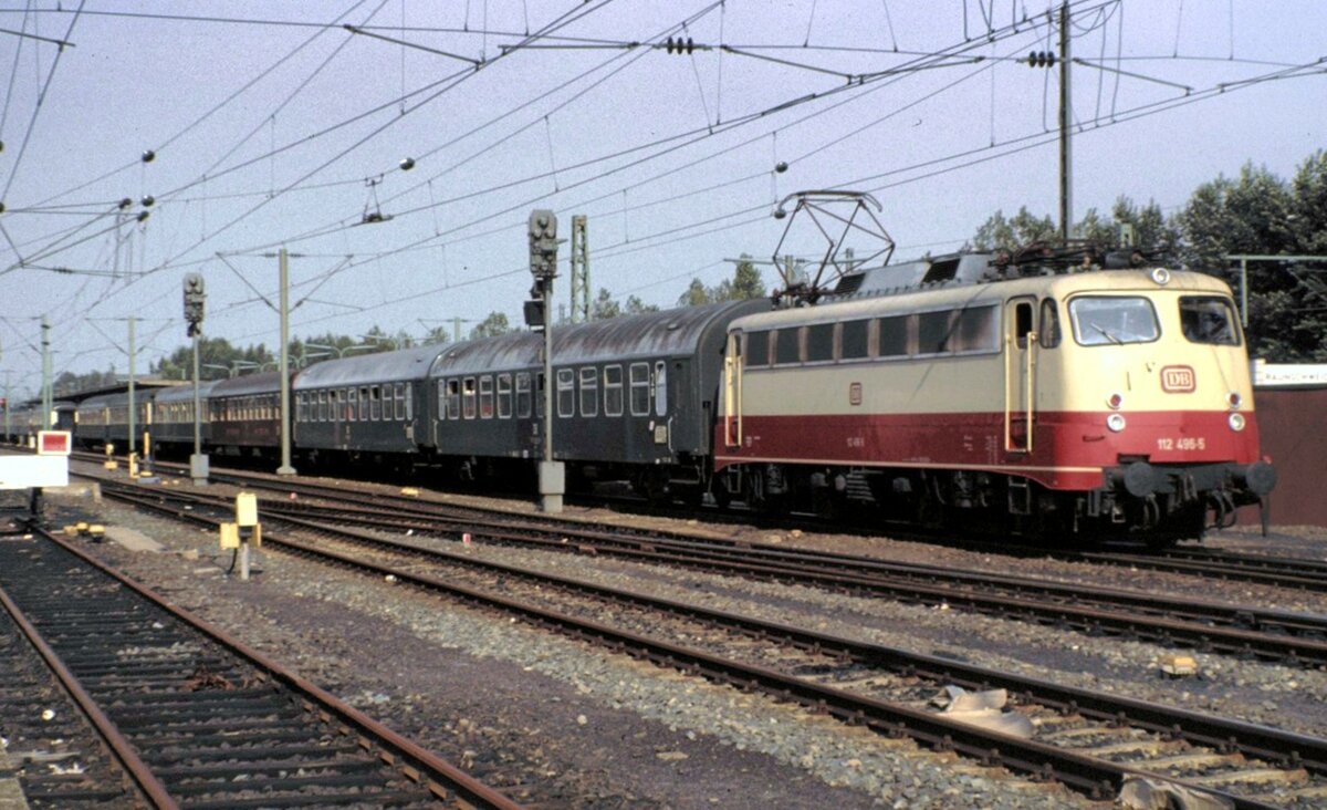 112 496-5 mit Interzonenzug in Braunschweig am 04.03.1982.