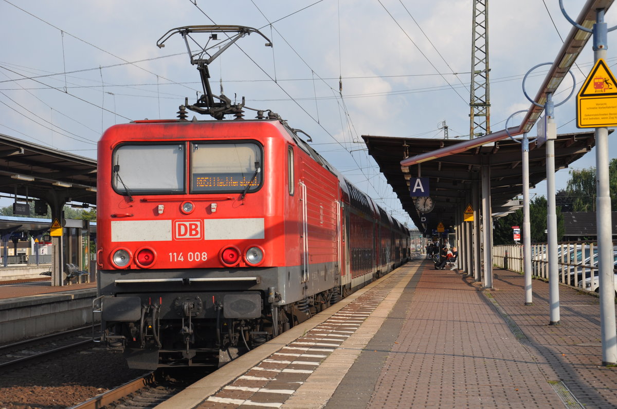 114 008 erreicht am 26.08.2017 als RB51 nach Wchtersbach den Hanauer Hbf.