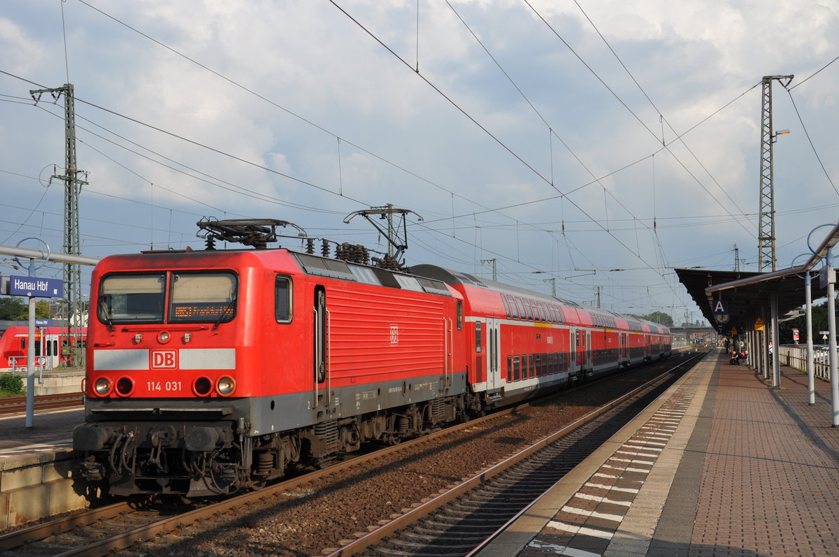 114 031 wartet am 26.08.2017 in Hanau Hbf auf die Weiterfahrt als RB51 nach Frankfurt Hbf. 