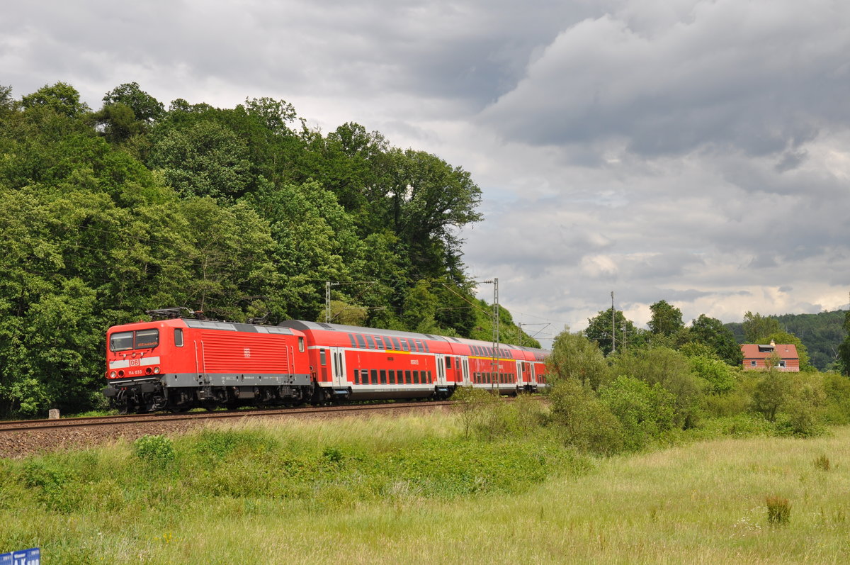 114 033 fuhr am 15.06.2019 die RB15519 von Wächtersbach nach Frankfurt(Main)Hbf und erreicht in Kürze den ersten Halt Wirtheim. 