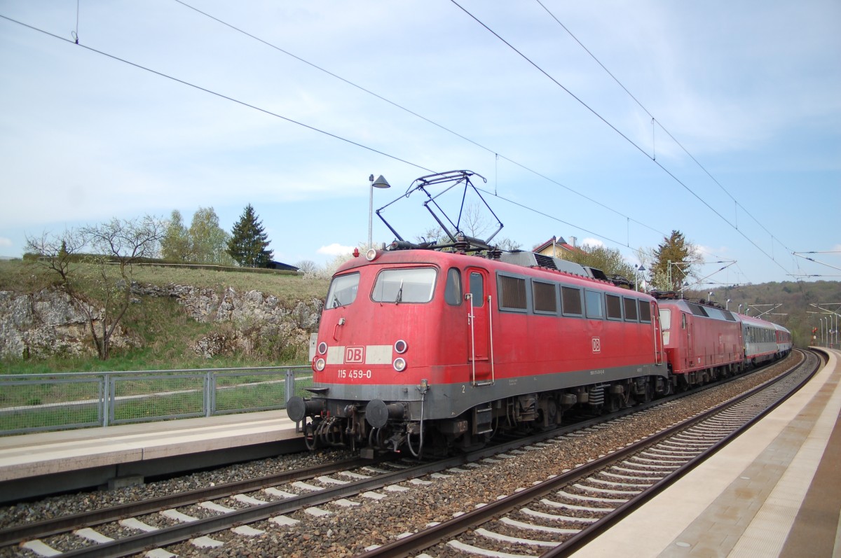 115 459-0 mit Schadzug fährt durch die Haltestelle Westerstetten am 20.04.2009.