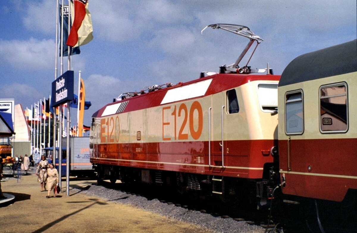 120 002-1 bei der IVA in Hamburg im Oktober 1979.