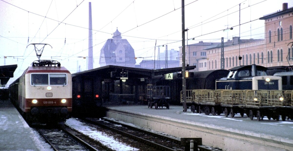 120 005-4 mit IC und 211 156-5 mit Nahverkehrszug in Augsburg am 30.01.1981.