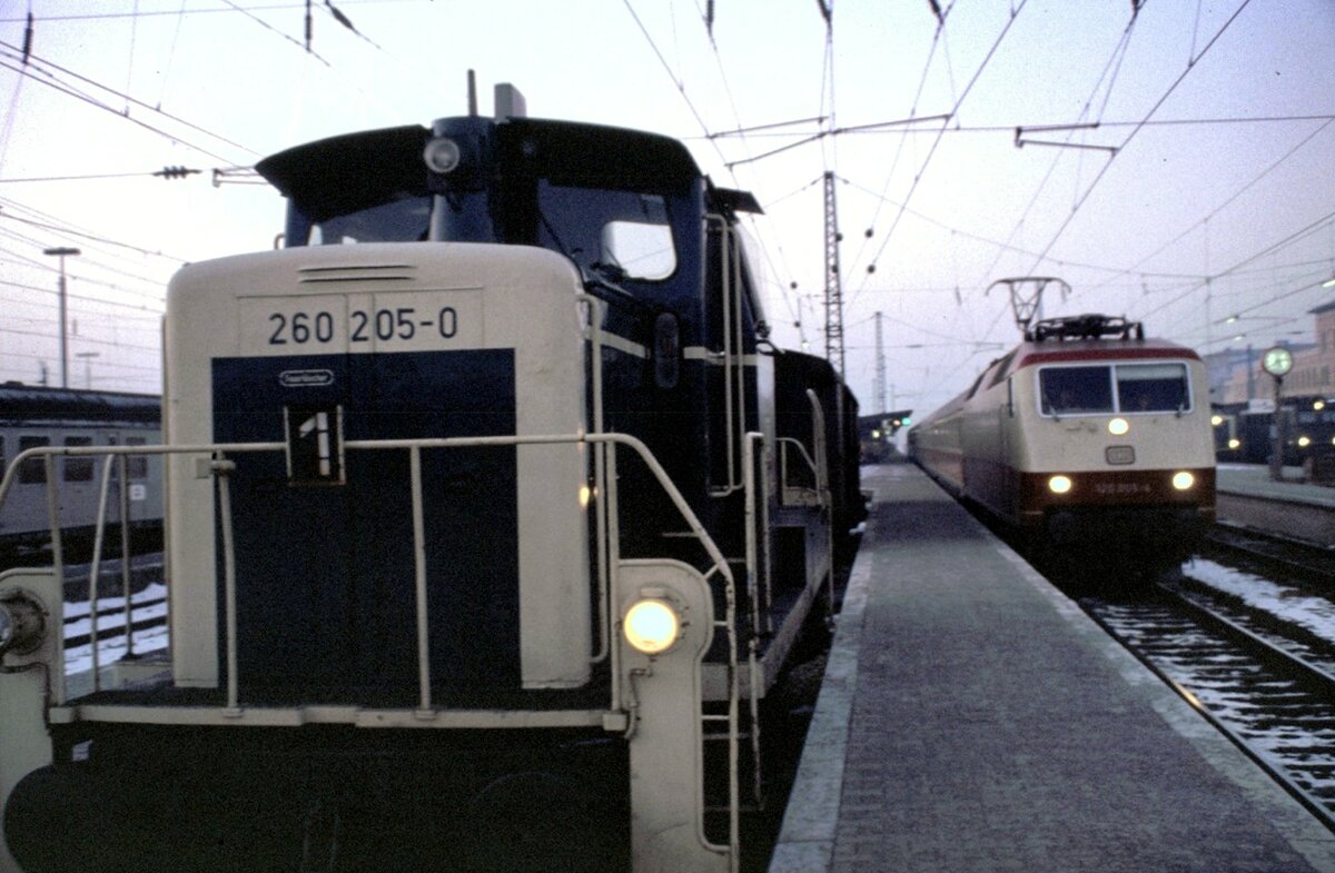 120 005-4 mit IC und 260 205-0 in Augsburg am 30.01.1981.