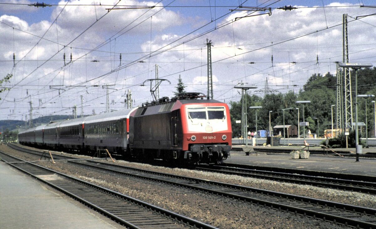 120 105-2 mit IC in Eichenberg im Mai 1990.