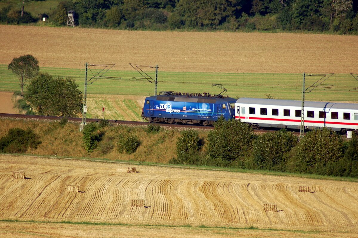120 151-0 mit Werbung für ZDF und mit IC in Urspring am 26.08.2007.
