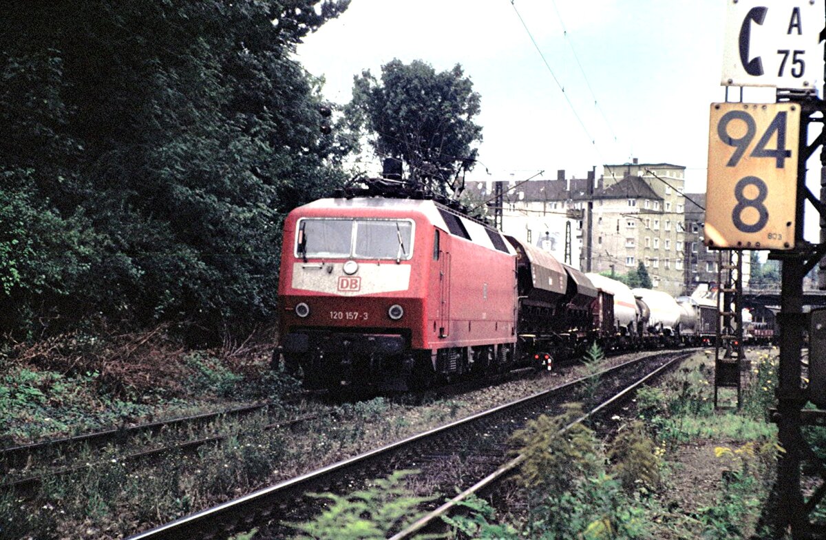 120 157-3 mit gemischtem Güterzug in Ulm am 17.04.2004.