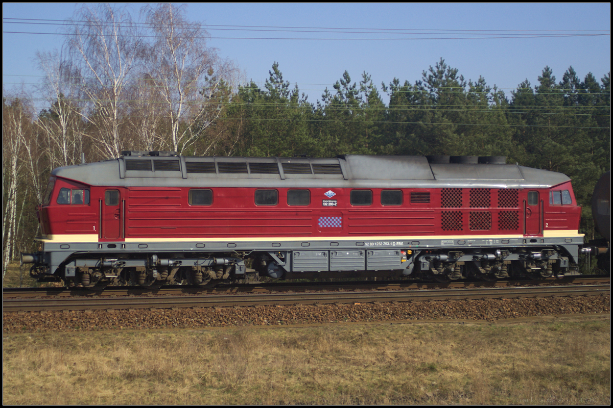 132 293-1 der Erfurter Bahnservice GmbH (EBS) konnte am 09.08.2018 im Profil fotografiert werden, als sie mit ihrem Kesselwagenzug durch die Berliner Wuhlheide fuhr (NVR-Nummer 92 80 1232 293-1 D-EBS).