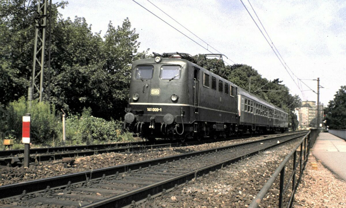 141 009-1 mit Nahverkehrszug, bestehend aus 2 Silberlingen auf der Donaubrücke, von Ulm nach Augsburg im August 1990.
