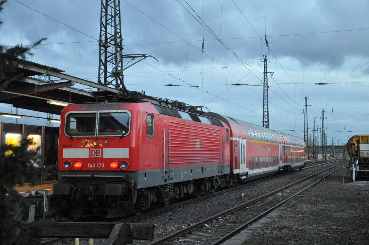 143 170 steht am 03.02.2017 mit ihrer RB49-Ersatzgarnitur nach Gießen in Hanau Hbf.