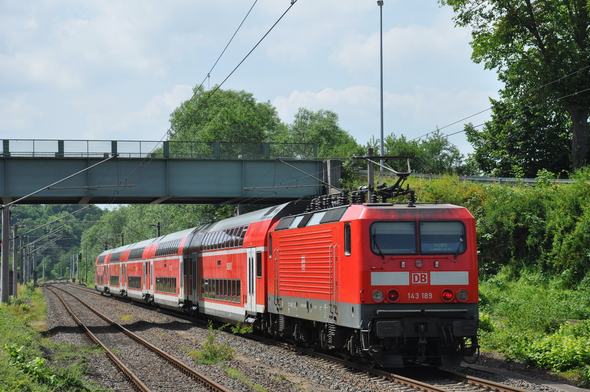 143 189 verlässt am 26.06.2017 mit ihrer RB22 gen Limburg den Bahnhof Niederbrechen.
