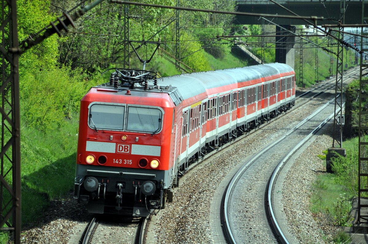 143 315 mit Nahverkehrszug auf der Geislinger teige bei Amstetten am 06.05.2011.