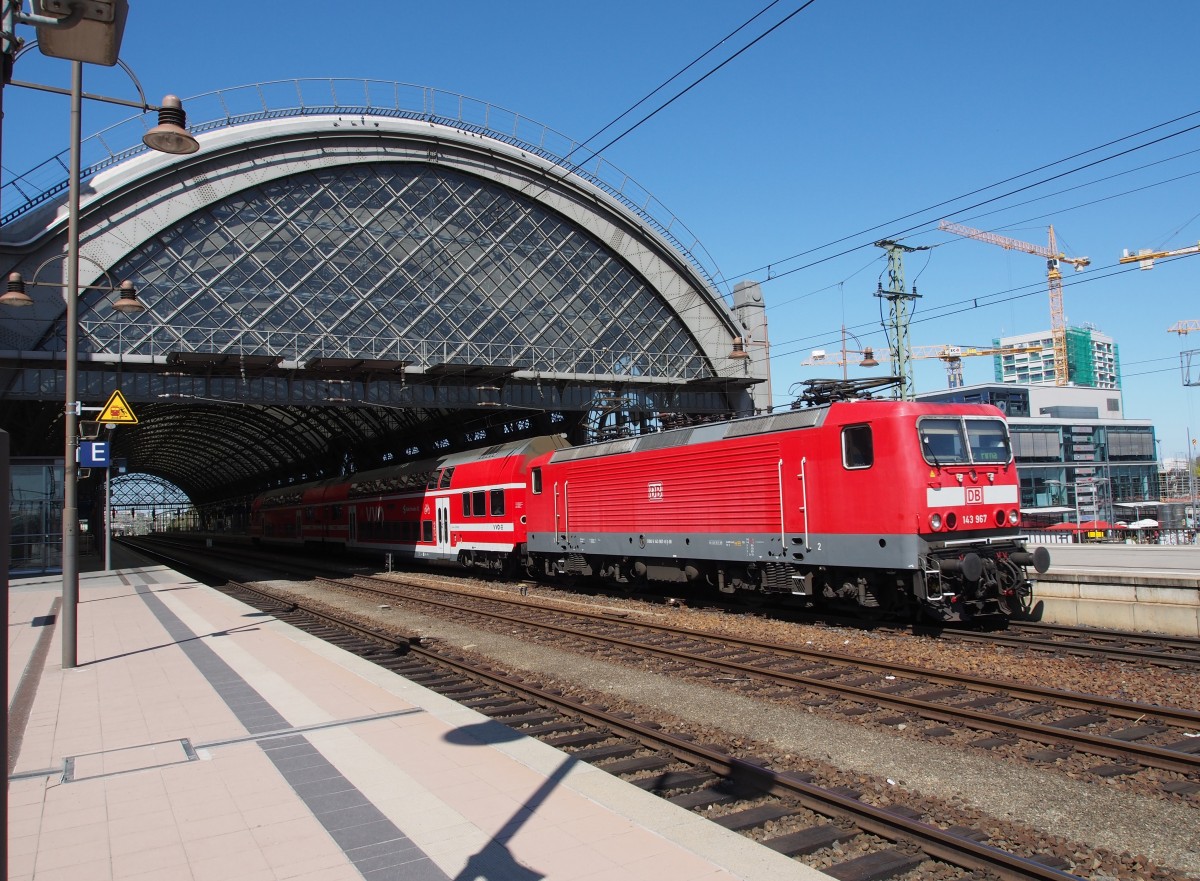 143 967-8 vor der Bahnhofshalle in Dresden Hauptbahnhof am 20.04.2015.