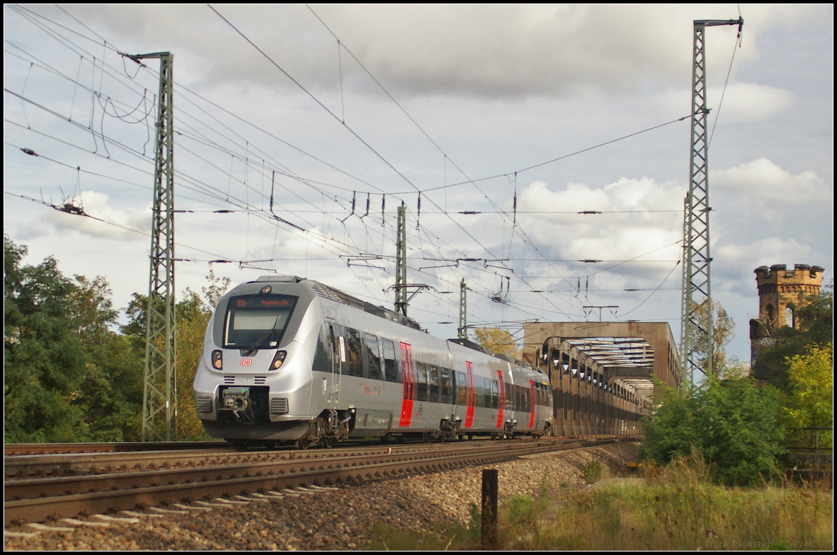 1442 173-9 ist im Einsatz bei der S-Bahn Mitteldeutschland und war als RE14 Magdeburg Hbf am 09.09.2017 kurz hinter der Magdeburger Elbbrücke unterwegs
