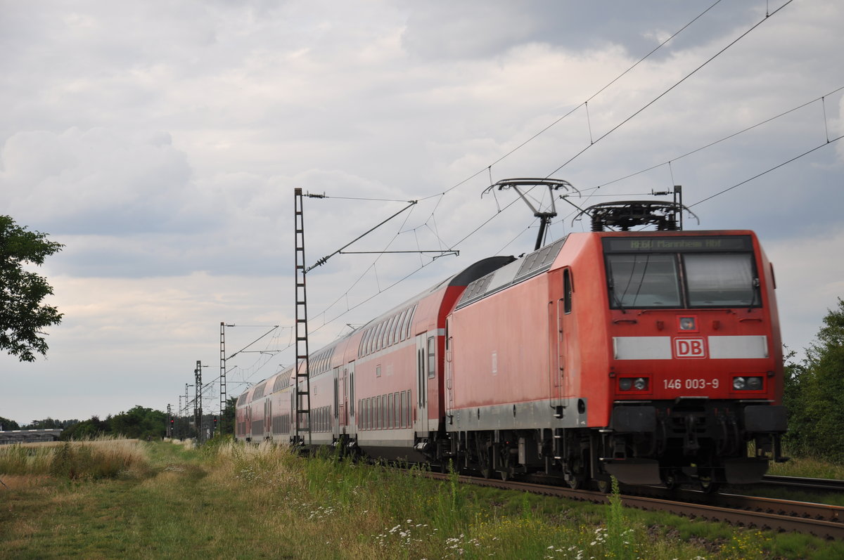146 003-9 fährt mit ihrem RE60 (4971) nach Mannheim durch Bickenbach.
Danke an den TF für den Lichtgruß!