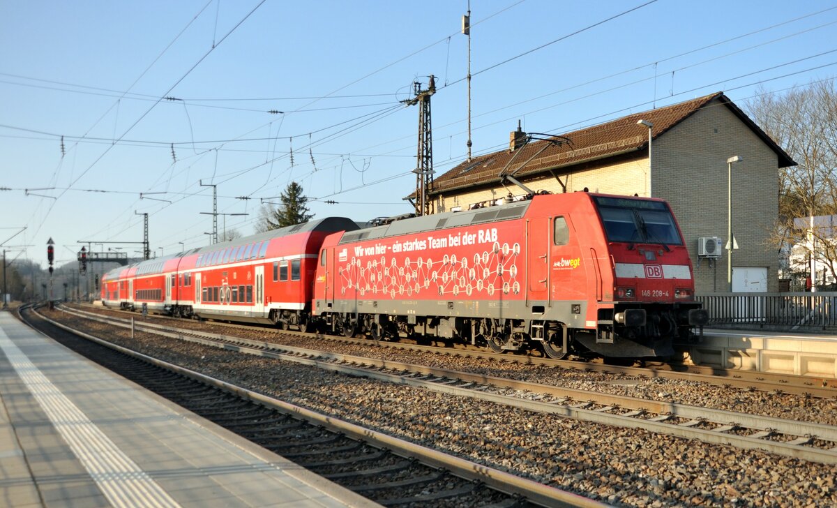 146 208-4 mit Doppelstockzug in Amstetten am 26.03.2022.