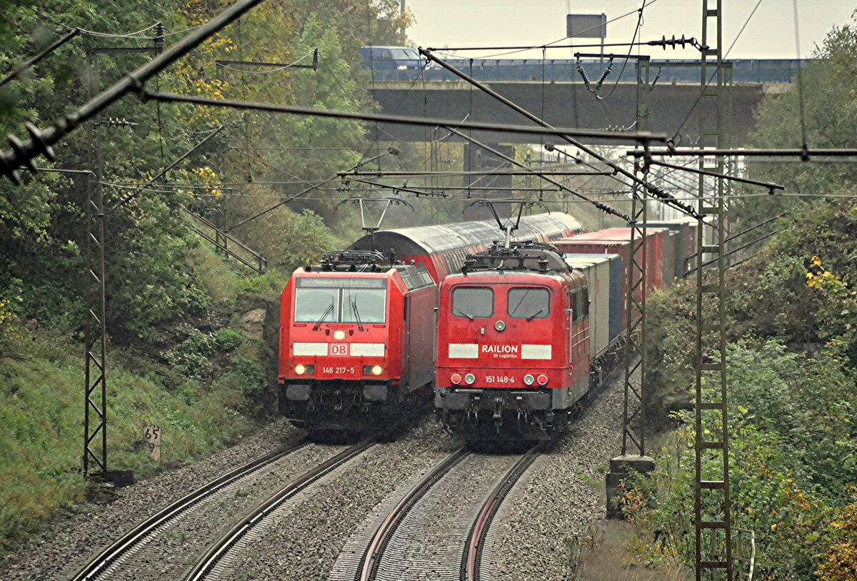 146 217-5 mit Doppelstockzug und ein Containerzug mit Schublok 151 148-4 auf der Geislinger Steige auf dem letzten Anstieg vor Amstetten am 25.09.2010.