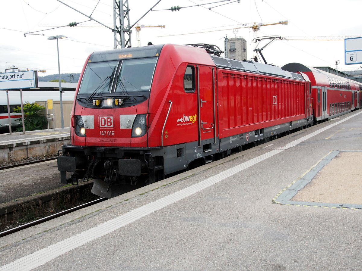 147 016-0 von Bombardier mit Doppelstockzug in Stuttgart am 27.10.2019.