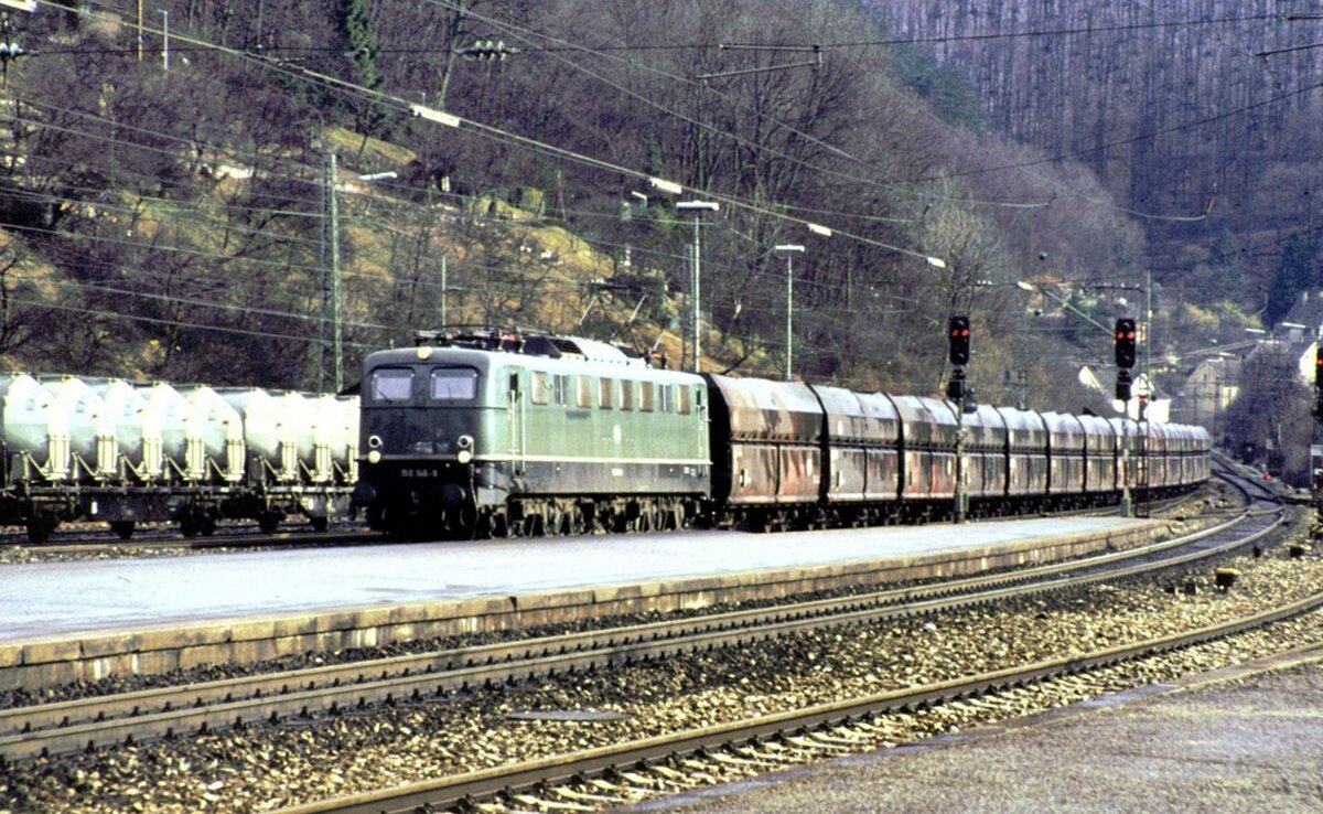 150 146-9 mit Fad Schüttgutwagen Ganzzug in Geislingen Steige am 13.03.1982.