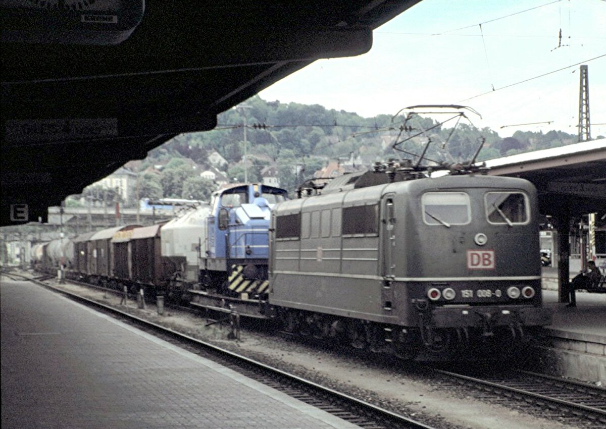 151 008-0 mit Gterzug und Tieflader an erster Stelle mit DHG 500 (Mnchner Lok) beladen in Ulm am 19.05.1998.