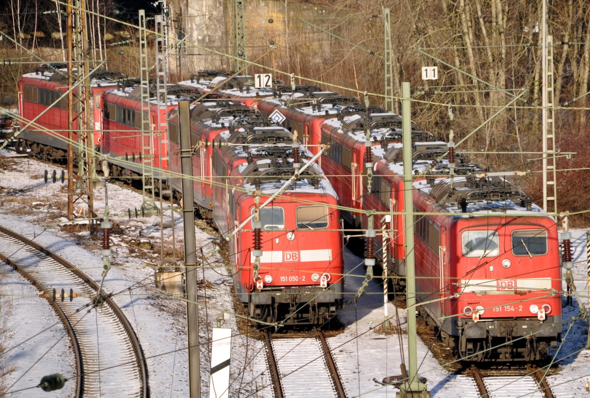151 050-2, 151 154-2 und weitere acht 151er sind in Ulm abgestellt, am 21.12.2009.