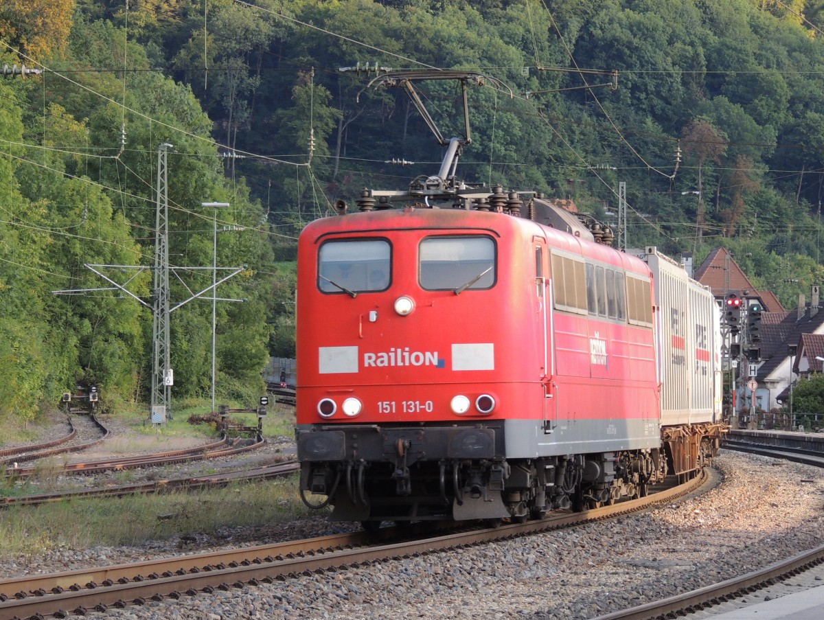 151 131-0 fährt mit einem Containerzug durch Geislingen an der Steige am 20.09.2012.
