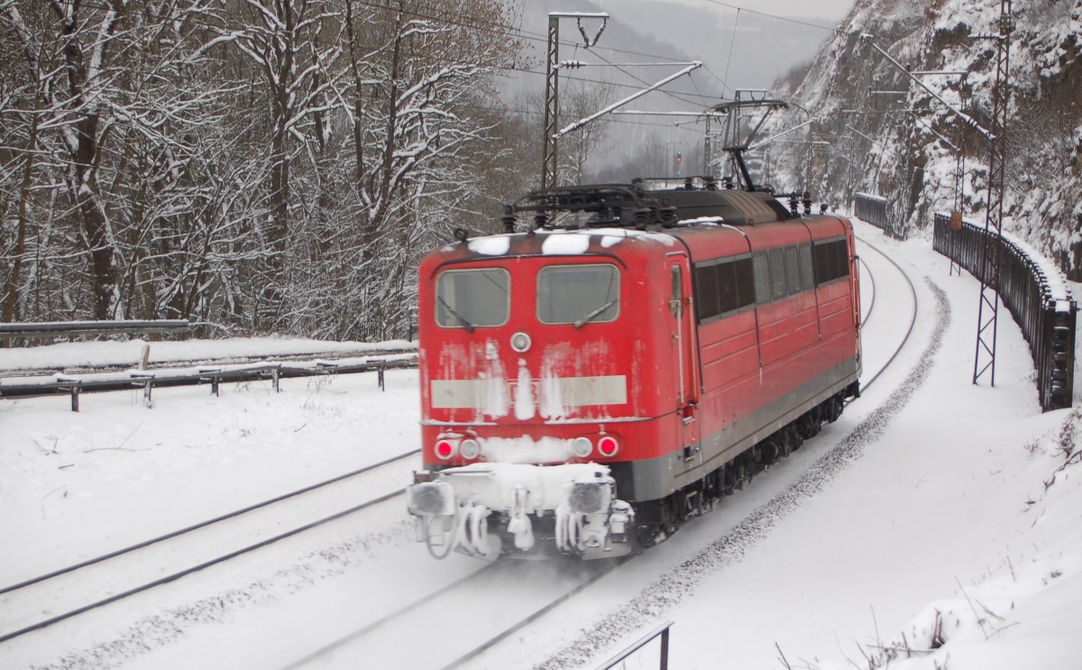 151 159-1 wird am 13.02.2009 als Schublok eingesetzt und kehrt hier nach schwerem Winterdienst über die Steige zum Standort Geislingen Bahnhof zurück.