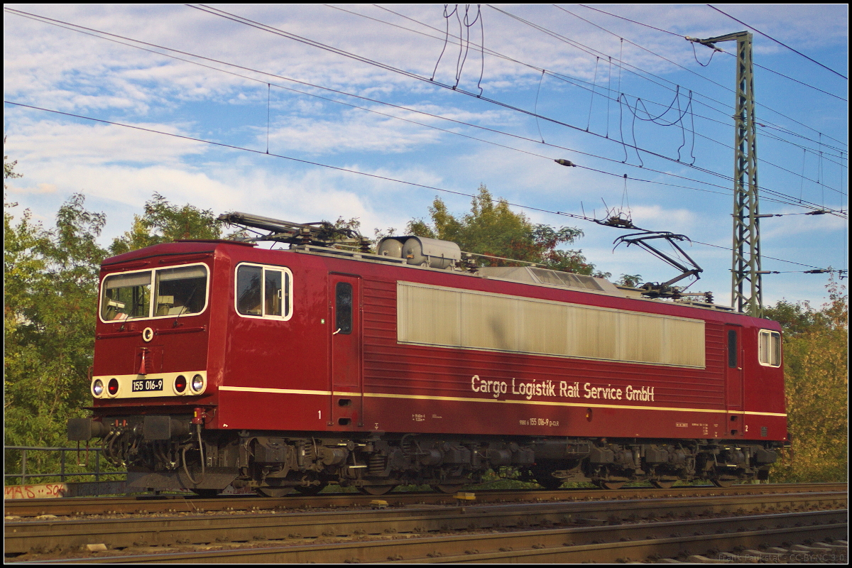 155 016-9 der Cargo Logistik Rail-Service GmbH (CLR) fuhr am 08.09.2018 als Lokzug auf die Verbindungskurve nach Magdeburg-Eichenweiler. Gebaut wurde die Lok 1977 in Hennigsdorf b. Berlin mit der Nummer 14776 und wurde von der DR als 250 016-3 in Betrieb genommen. 1992 wurde sie in 155 016-9 umnummeriert und blieb bis zu ihrer Abstellung im Jahr 2016 bei der DB im Güterverkehr. 2017 wurde sie dann in Bordeauxrot umlackiert und erhielt eine neue Untersuchung.