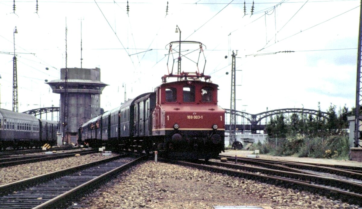169 003-1mit Sonderzug in München Hbf; Pendelzug München Hbf - München-Freimann am 26.06.1982.