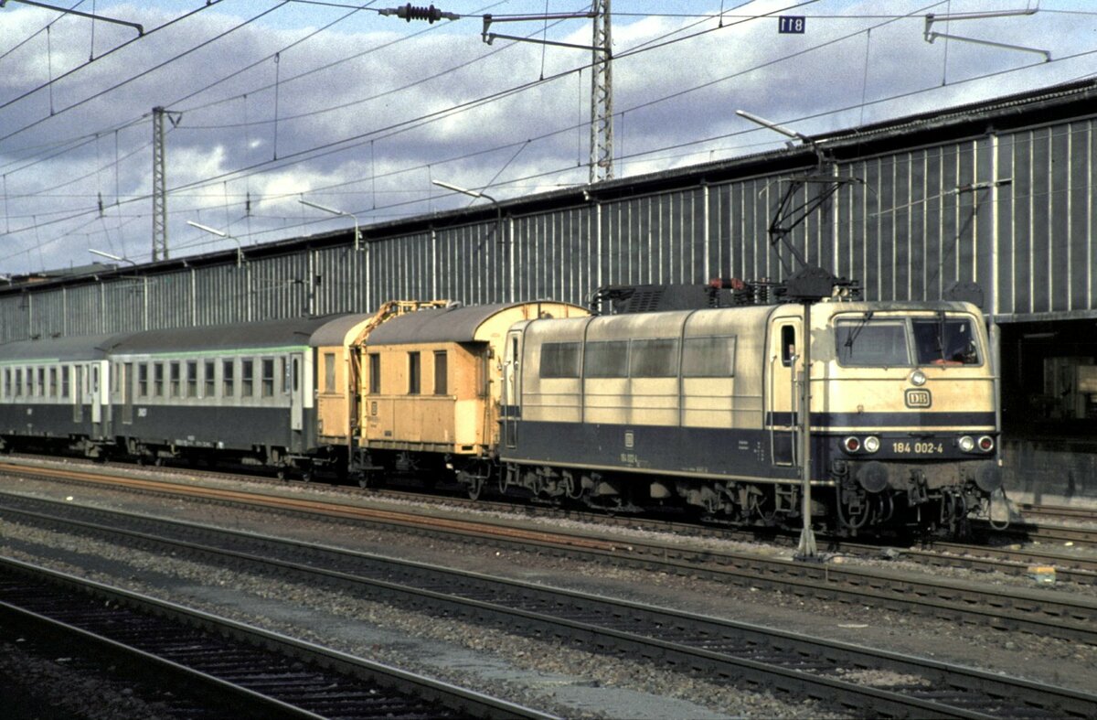 181 002-4 in Trier mit französichen D-Zugwagen und an erster Stelle eingestellt der Profilmeßwagen der DB im September 1992.