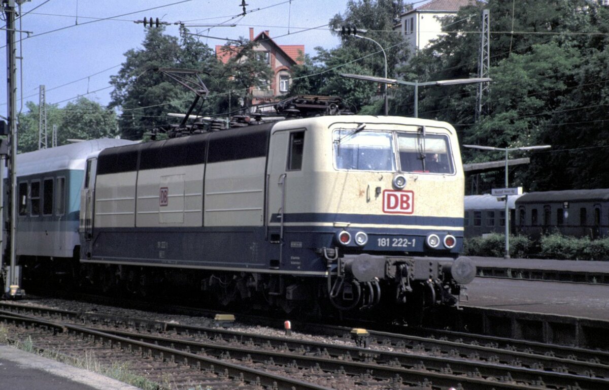 181 222-1 mit Nahverkehrszug in Neustadt/Weinstrasse im Juni 1994.
