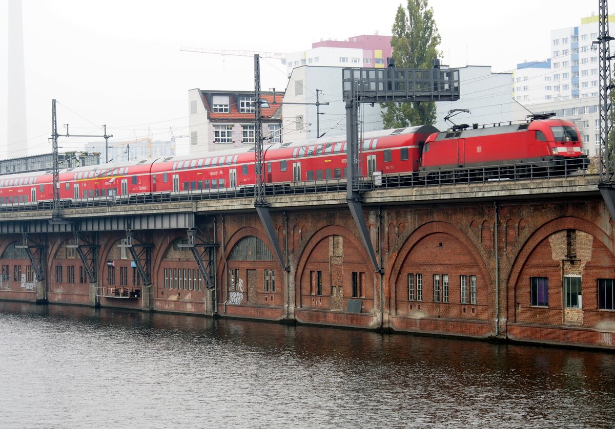 182 mit RE 2 bei der Jannowitz-Brücke in Berlin am 24.10.2019.