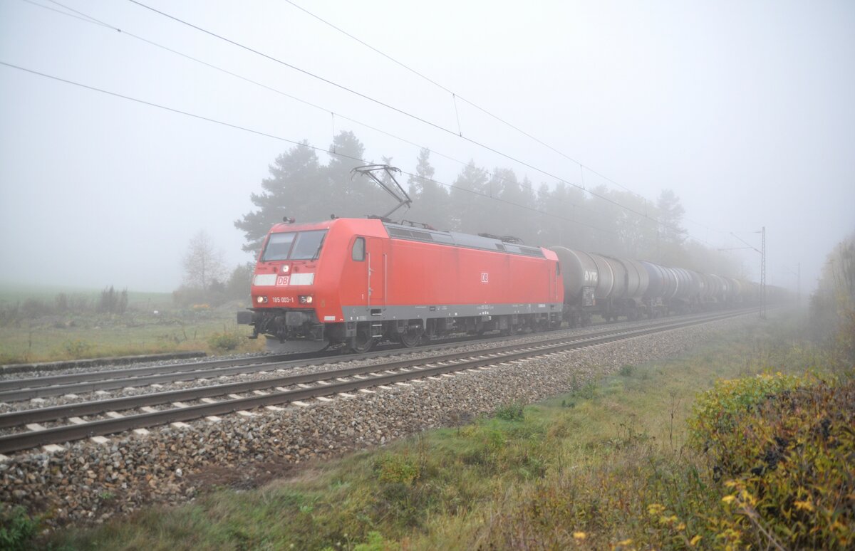 185 003-1 mit Kesselwagenganzzug bei Hinterdenkental im Nebel am 19.10.2012.