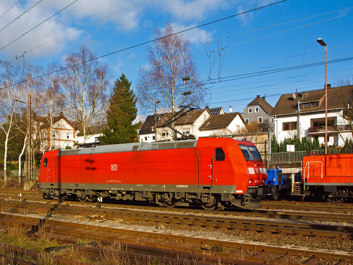 185 170-8 der DB Schenker Rail Deutschland AG fährt am 30.12.2013 von Kreuztal nun solo in Richtung Hagen. Die TRAXX F140 AC1 wurde 2004 unter der Fabriknummer 33648 bei   Bombardier in Kassel gebaut. Sie trägt die NVR-Nummer 91 80 6185 170-8 D-DB und die EBA-Nummer EBA 99A22C 029 .
