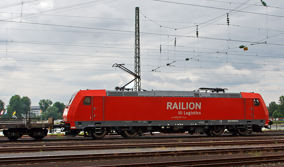 
185 284-7  der DB Schenker Rail Deutschland AG mit einem gem. Güterzug fährt am 14.06.2014 durch Koblenz-Ehrenbreitstein in Richtung Norden.

Die TRAXX F140 AC2 (BR 185.2) wurde 2007 bei Bombardier in Kassel unter der Fabriknummer 34147  gebaut.  Sie hat die komplette NVR-Nummer 91 80 6185 284-7 D-DB.