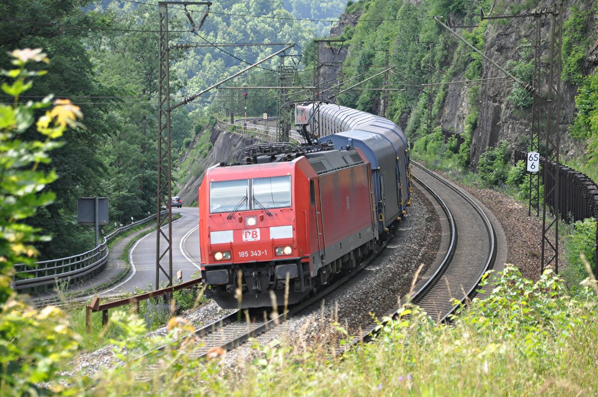 185 343-1 mit Schiebefaltwagen und einer 151 als Schublok auf der Geislinger Steige am 26.06.2012.