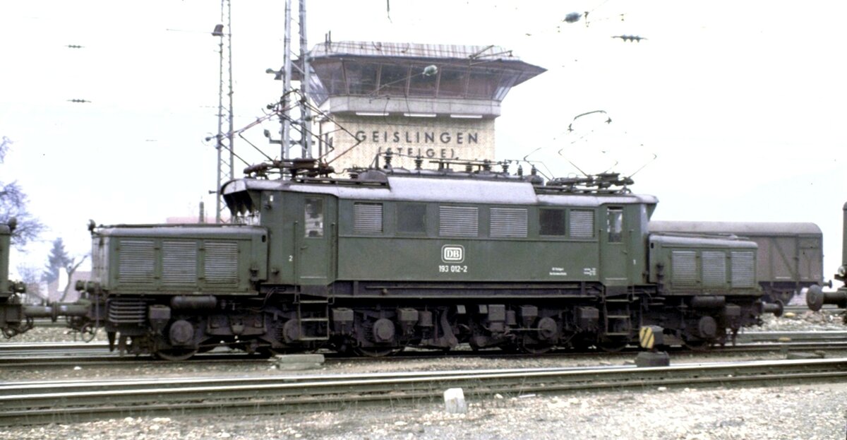 193 012-2 in Schubbreitschaft vor dem Stellwerk in Geislingen Steige am 06.02.1981.