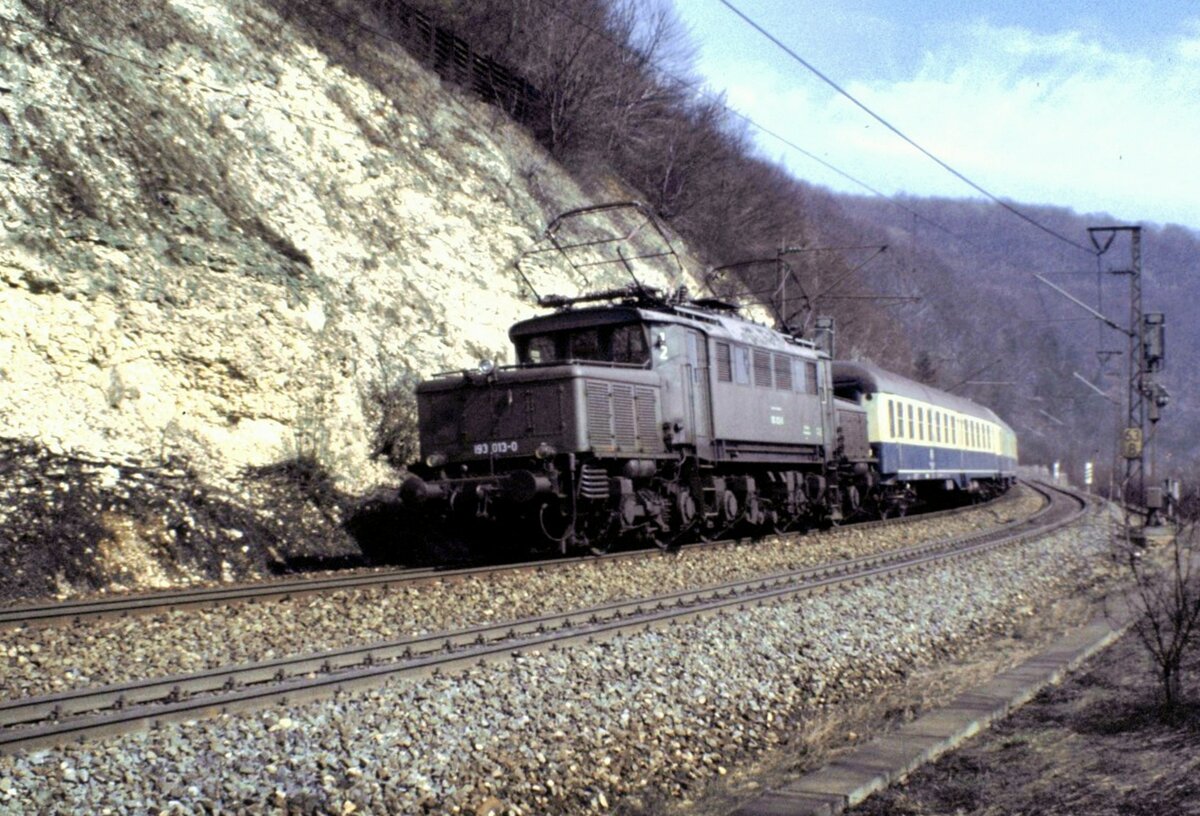193 013-0 mit Schülerzug auf der Geislinger Steige am 27.03.1982. Es handelt sich um eine der letzten Einsätze einer 193 vor dem Schülerzug.