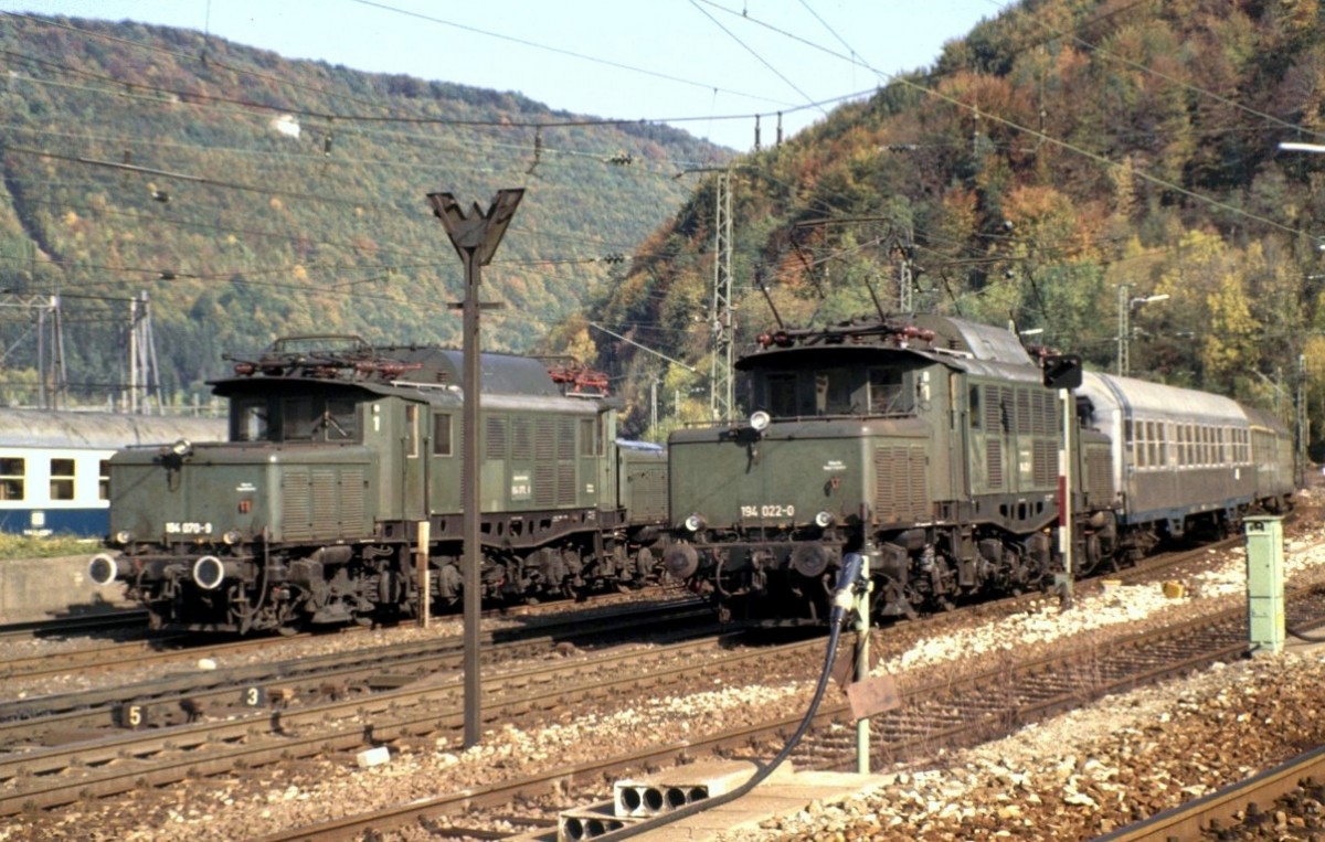 194 070-0 steht als Schublok abgestellt, während die zweite Schublok den Samstag Schülerzug bereitstellt, in Geislingen am 22.10.1983.
