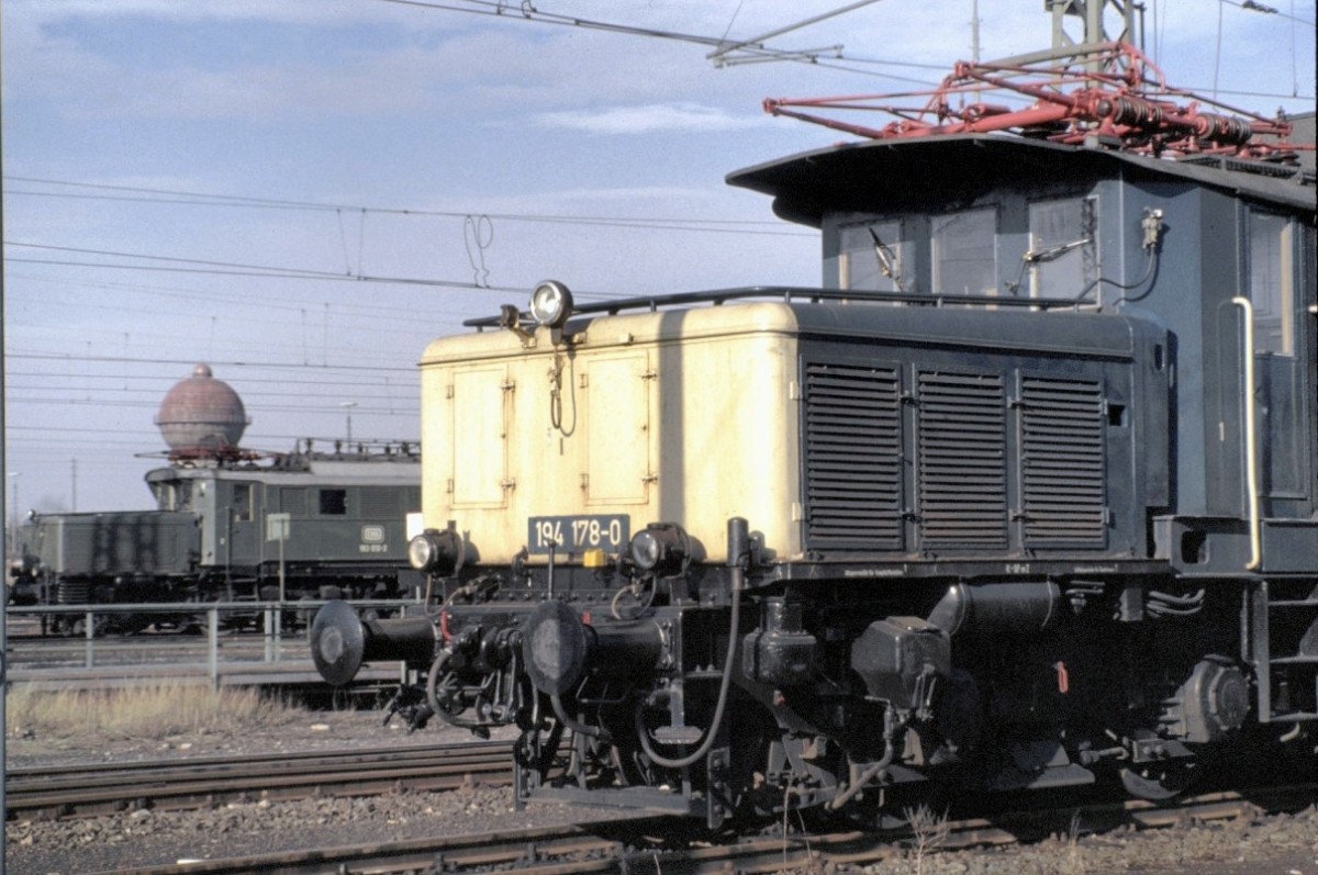 194 178-0 in der Versuchslackierung in Kornwestheim am 12.10.1980. Im Hintergrund steht die 193 012-2, die BR 193, zu dem Zeitpunkt noch fleißig im Plandienst fuhren.