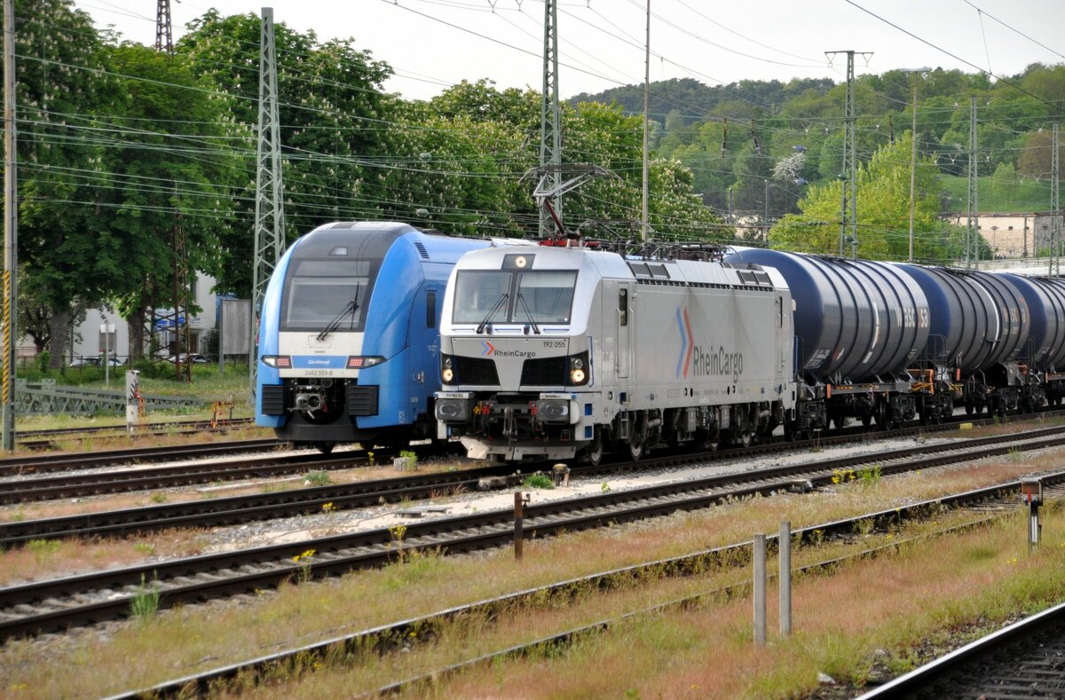 2 462 009-8 Siemens Desiro HC und Siemens Smartron 192 055 Rhein Cargo mit Kesselwagenganzzug in Ulm am 20.05.2023.